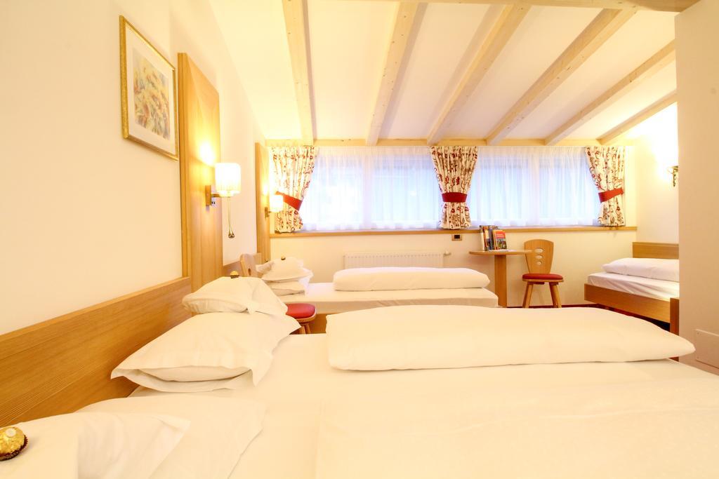 Garni Crepaz Bed & Breakfast Selva di Val Gardena Exterior photo